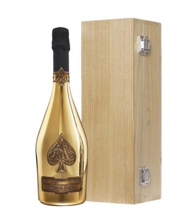 Armand de Brignac Brut Gold boca šampanjca u drvenoj kutiji.