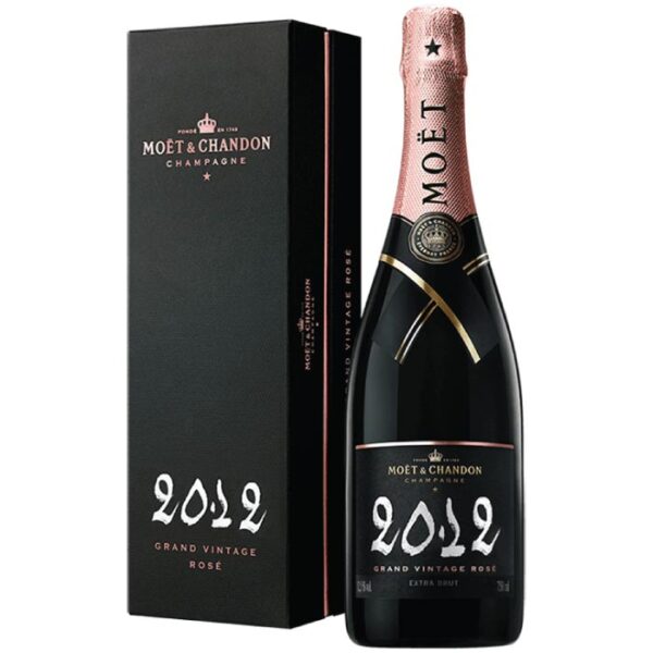 Moët & Chandon Grand Vintage Rosé boca šampanjca s prepoznatljivom etiketom i oznakom berbe.