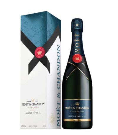 Moët & Chandon Nectar Impérial boca šampanjca s prepoznatljivom etiketom.