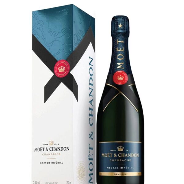 Moët & Chandon Nectar Impérial boca šampanjca s prepoznatljivom etiketom.