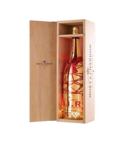 Moët & Chandon Nectar Impérial Dry Rosé boca šampanjca u drvenoj kutiji s Pharrell potpisom.